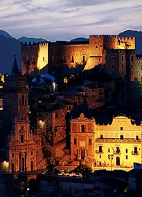 on-Sicily - culture - The castle in Caccamo by night